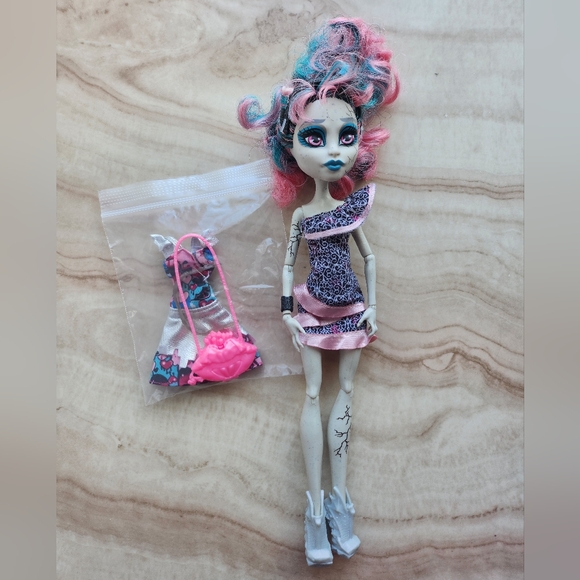 Monster High Zombie Shake Rochelle - Picture 2 of 6